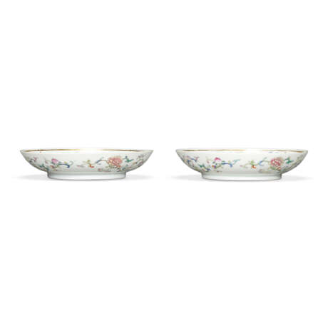A PAIR OF FAMILLE ROSE 'BAJIXIANG' DISHES - photo 3