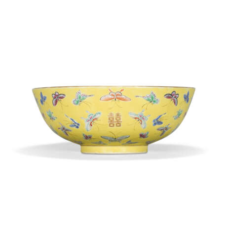 A YELLOW-GROUND FAMILLE ROSE 'BUTTERFLIES' BOWL - photo 1 A YELLOW-GROUND FAMILLE ROSE 'BUTTERFLIES' BOWL - photo 1