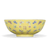 A YELLOW-GROUND FAMILLE ROSE 'BUTTERFLIES' BOWL - photo 2