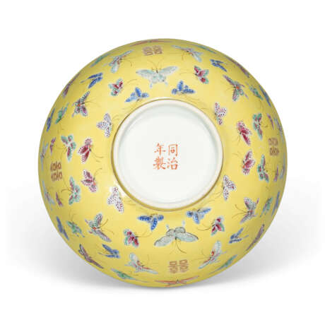 A YELLOW-GROUND FAMILLE ROSE 'BUTTERFLIES' BOWL - photo 3 A YELLOW-GROUND FAMILLE ROSE 'BUTTERFLIES' BOWL - photo 3