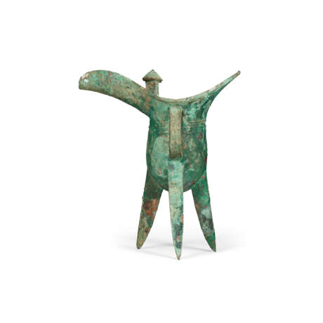 AN ARCHAIC BRONZE TRIPOD RITUAL WINE VESSEL, JUE - photo 1 AN ARCHAIC BRONZE TRIPOD RITUAL WINE VESSEL, JUE - photo 1