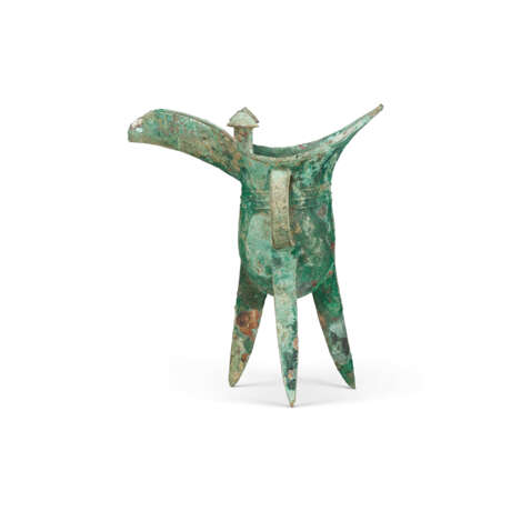 AN ARCHAIC BRONZE TRIPOD RITUAL WINE VESSEL, JUE - photo 5 AN ARCHAIC BRONZE TRIPOD RITUAL WINE VESSEL, JUE - photo 5