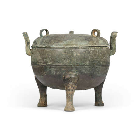 AN ARCHAIC BRONZE TRIPOD RITUAL FOOD VESSEL AND COVER, DING - photo 1 AN ARCHAIC BRONZE TRIPOD RITUAL FOOD VESSEL AND COVER, DING - photo 1