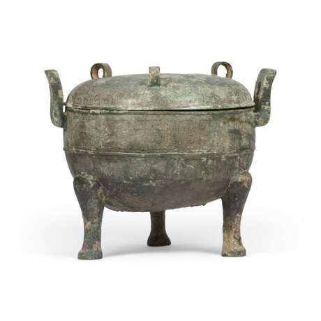 AN ARCHAIC BRONZE TRIPOD RITUAL FOOD VESSEL AND COVER, DING - photo 2 AN ARCHAIC BRONZE TRIPOD RITUAL FOOD VESSEL AND COVER, DING - photo 2