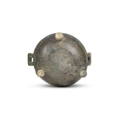 AN ARCHAIC BRONZE TRIPOD RITUAL FOOD VESSEL AND COVER, DING - photo 3 AN ARCHAIC BRONZE TRIPOD RITUAL FOOD VESSEL AND COVER, DING - photo 3