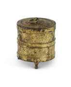 Han-Dynastie. A SMALL INCISED GILT-BRONZE TRIPOD VESSEL AND COVER, LIAN Han-Dynastie. A SMALL INCISED GILT-BRONZE TRIPOD VESSEL AND COVER, LIAN