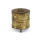 A SMALL INCISED GILT-BRONZE TRIPOD VESSEL AND COVER, LIAN - photo 1