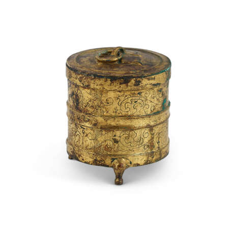 A SMALL INCISED GILT-BRONZE TRIPOD VESSEL AND COVER, LIAN - photo 1 A SMALL INCISED GILT-BRONZE TRIPOD VESSEL AND COVER, LIAN - photo 1