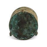 A SMALL INCISED GILT-BRONZE TRIPOD VESSEL AND COVER, LIAN - photo 2