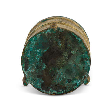 A SMALL INCISED GILT-BRONZE TRIPOD VESSEL AND COVER, LIAN - photo 2 A SMALL INCISED GILT-BRONZE TRIPOD VESSEL AND COVER, LIAN - photo 2