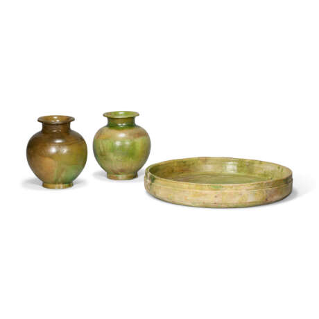 A GREEN-GLAZED POTTERY TRAY AND TWO JARS - Foto 1
