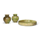 A GREEN-GLAZED POTTERY TRAY AND TWO JARS - Foto 1