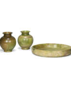 Гончарное изделие. A GREEN-GLAZED POTTERY TRAY AND TWO JARS