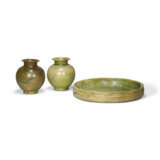 A GREEN-GLAZED POTTERY TRAY AND TWO JARS - Foto 2
