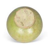 A GREEN-GLAZED POTTERY TRAY AND TWO JARS - Foto 4