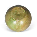 A GREEN-GLAZED POTTERY TRAY AND TWO JARS - Foto 5