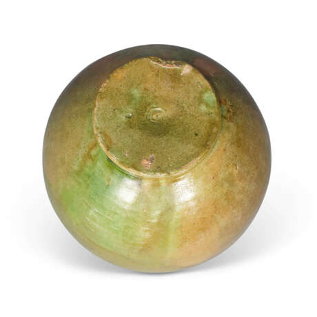 A GREEN-GLAZED POTTERY TRAY AND TWO JARS - Foto 5