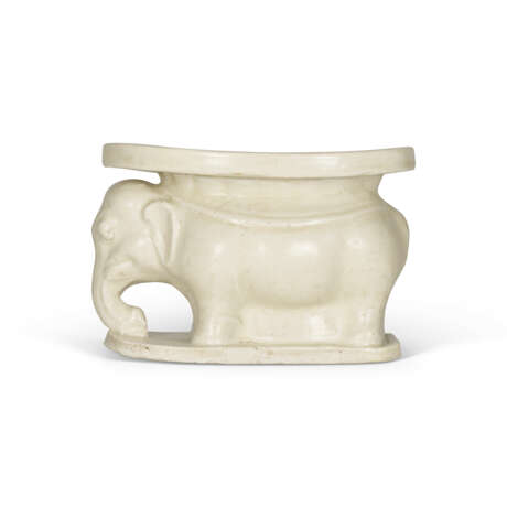 A WHITE-GLAZED ELEPHANT-SHAPED PILLOW - фото 1