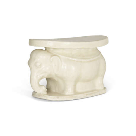 A WHITE-GLAZED ELEPHANT-SHAPED PILLOW - фото 2