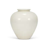 A VERY RARE INSCRIBED XING WHITE-GLAZED JAR - фото 1