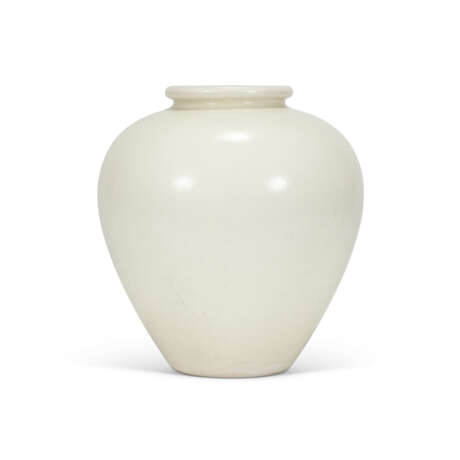 A VERY RARE INSCRIBED XING WHITE-GLAZED JAR - фото 1 A VERY RARE INSCRIBED XING WHITE-GLAZED JAR - фото 1