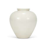 A VERY RARE INSCRIBED XING WHITE-GLAZED JAR - фото 2
