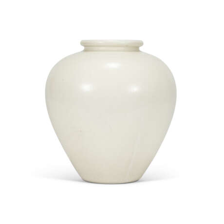 A VERY RARE INSCRIBED XING WHITE-GLAZED JAR - фото 2 A VERY RARE INSCRIBED XING WHITE-GLAZED JAR - фото 2
