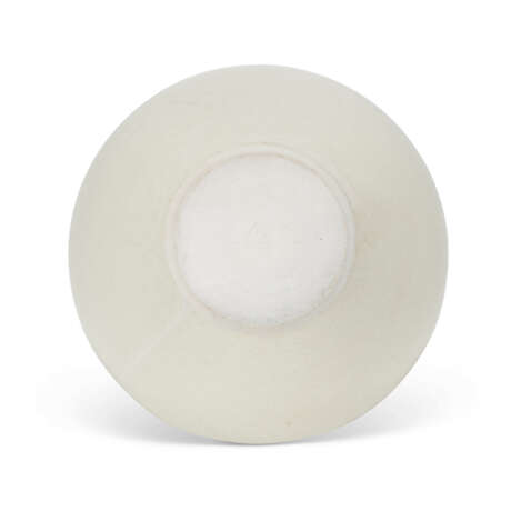 A VERY RARE INSCRIBED XING WHITE-GLAZED JAR - фото 3 A VERY RARE INSCRIBED XING WHITE-GLAZED JAR - фото 3