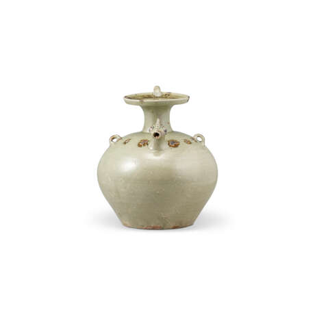 A YUE CELADON IRON-SPOTTED 'CHICKEN-HEAD' EWER - photo 4 A YUE CELADON IRON-SPOTTED 'CHICKEN-HEAD' EWER - photo 4
