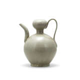 A YUE CELADON DOUBLE-GOURD EWER - фото 1