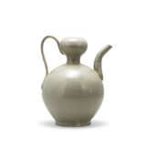 A YUE CELADON DOUBLE-GOURD EWER - фото 2