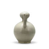 A YUE CELADON DOUBLE-GOURD EWER - фото 4
