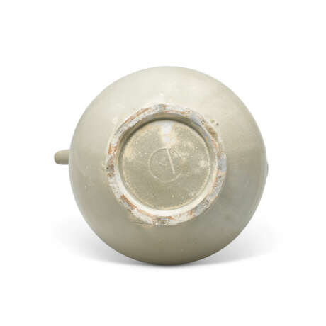 A YUE CELADON DOUBLE-GOURD EWER - фото 5