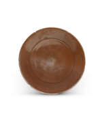 Geschirr und Serveware. A PERSIMMON-GLAZED FOLIATE DISH