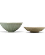 Yuan-Dynastie. A LONGQUAN CELADON ‘LOTUS’ BOWL AND A LONGQUAN YELLOW DISH