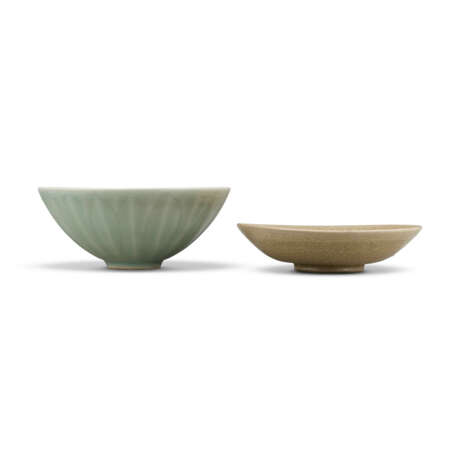 A LONGQUAN CELADON ‘LOTUS’ BOWL AND A LONGQUAN YELLOW DISH - фото 1