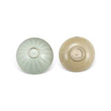 A LONGQUAN CELADON ‘LOTUS’ BOWL AND A LONGQUAN YELLOW DISH - фото 2