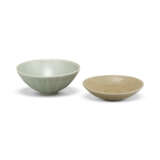 A LONGQUAN CELADON ‘LOTUS’ BOWL AND A LONGQUAN YELLOW DISH - фото 3