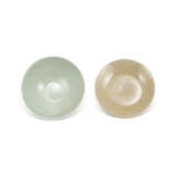 A LONGQUAN CELADON ‘LOTUS’ BOWL AND A LONGQUAN YELLOW DISH - фото 4