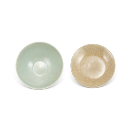 A LONGQUAN CELADON ‘LOTUS’ BOWL AND A LONGQUAN YELLOW DISH - фото 4