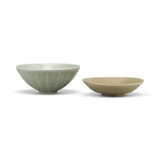 A LONGQUAN CELADON ‘LOTUS’ BOWL AND A LONGQUAN YELLOW DISH - фото 5