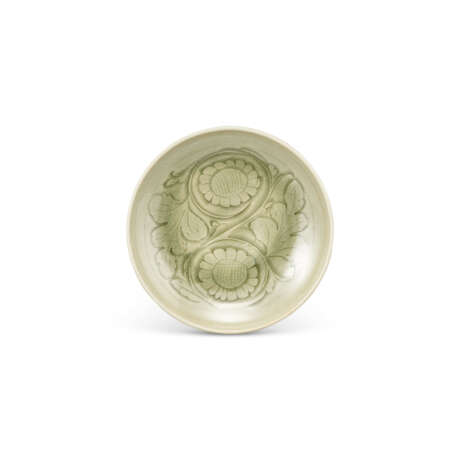 A CARVED YAOZHOU CELADON 'CHRYSANTHEMUM' DISH - фото 1
