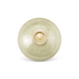 A CARVED YAOZHOU CELADON 'CHRYSANTHEMUM' DISH - фото 2