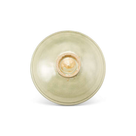 A CARVED YAOZHOU CELADON 'CHRYSANTHEMUM' DISH - фото 2