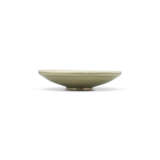 A CARVED YAOZHOU CELADON 'CHRYSANTHEMUM' DISH - фото 3