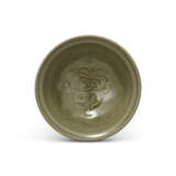 A CARVED YAOZHOU CELADON 'FLORAL' BOWL - фото 1
