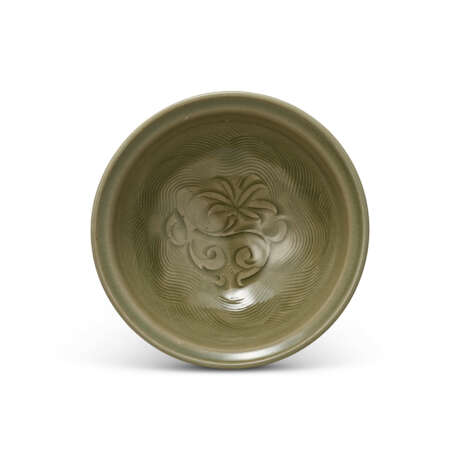 A CARVED YAOZHOU CELADON 'FLORAL' BOWL - фото 1 A CARVED YAOZHOU CELADON 'FLORAL' BOWL - фото 1