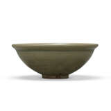 A CARVED YAOZHOU CELADON 'FLORAL' BOWL - фото 2