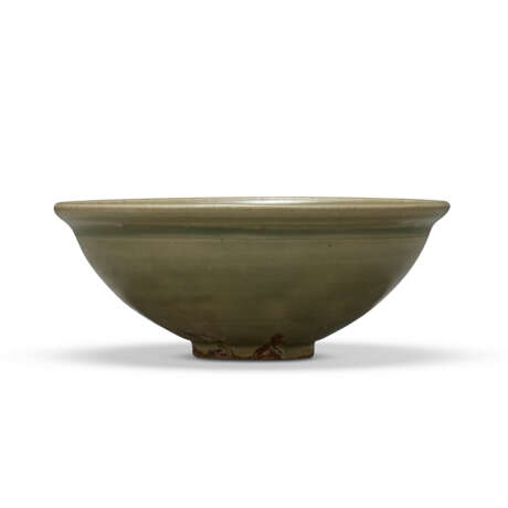 A CARVED YAOZHOU CELADON 'FLORAL' BOWL - фото 2 A CARVED YAOZHOU CELADON 'FLORAL' BOWL - фото 2