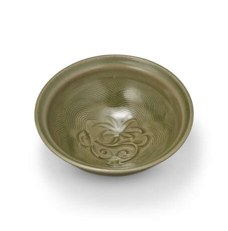 A CARVED YAOZHOU CELADON 'FLORAL' BOWL - фото 3 A CARVED YAOZHOU CELADON 'FLORAL' BOWL - фото 3